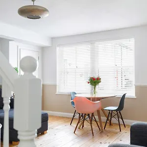  Holiday home Beachfront Getaway 2-bedroom House With Free Private Parking & Patio