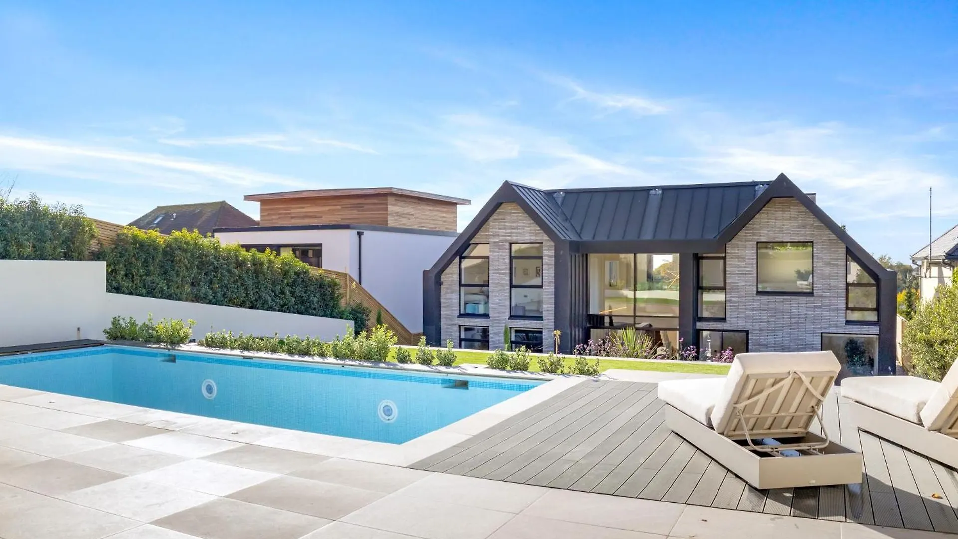 Luxe Retreat 5-Bedroom Designer Home Pool & Cinema Brighton Villa
