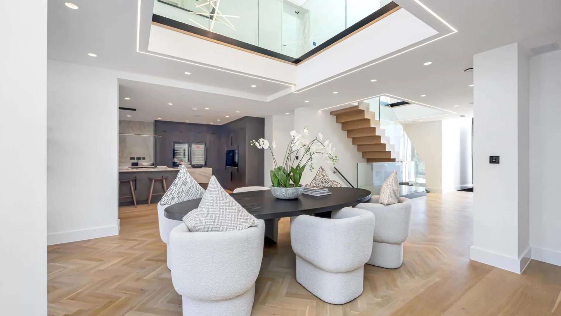 Luxe Retreat 5-Bedroom Designer Home Pool & Cinema Brighton