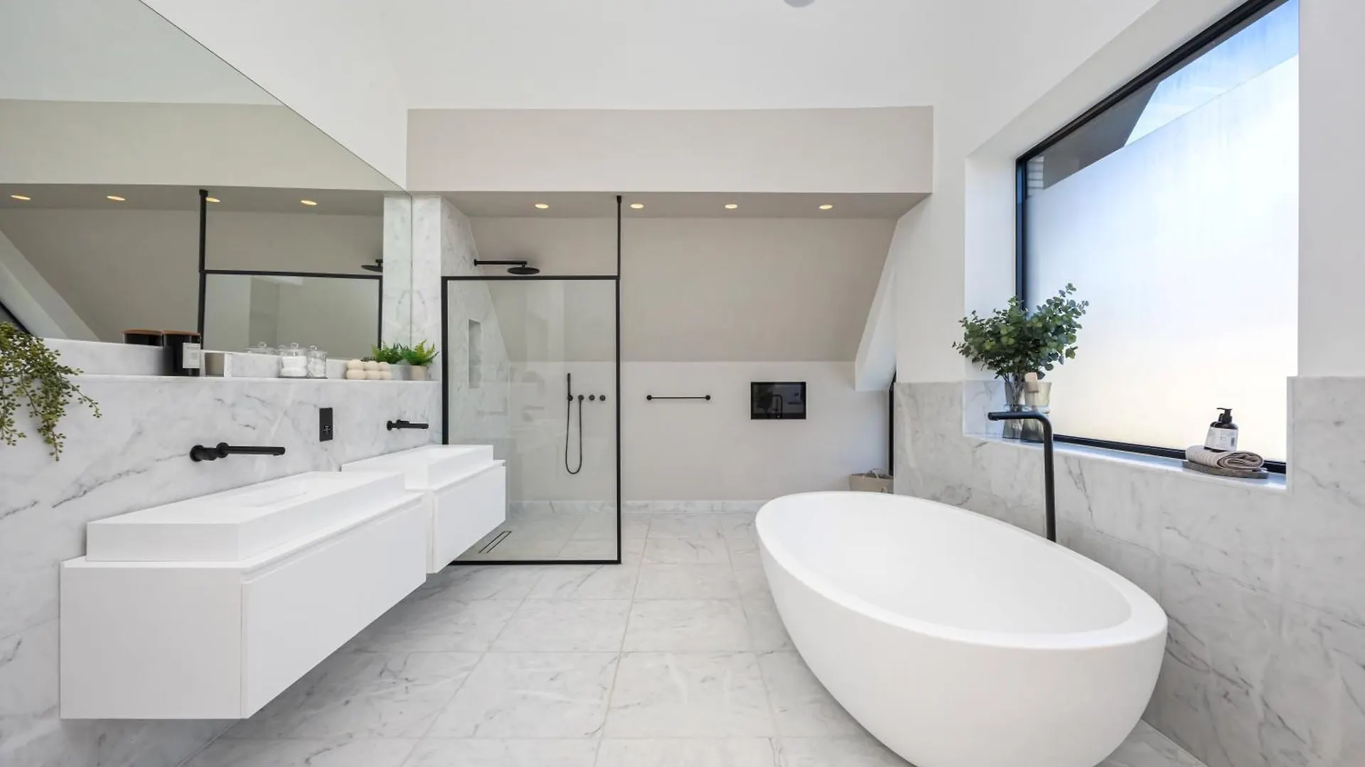 Luxe Retreat 5-Bedroom Designer Home Pool & Cinema Brighton Villa
